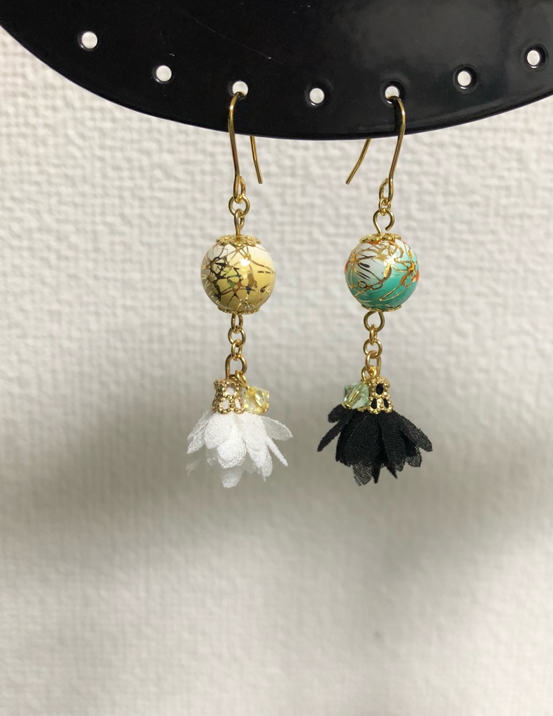 源氏兄弟ミニフラワータッセルピアス