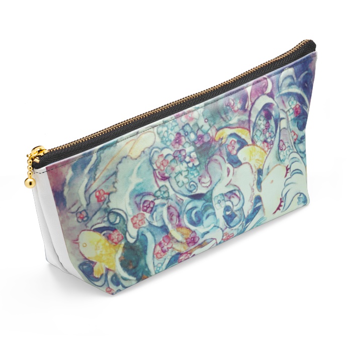 金の鯉と紫陽花の池