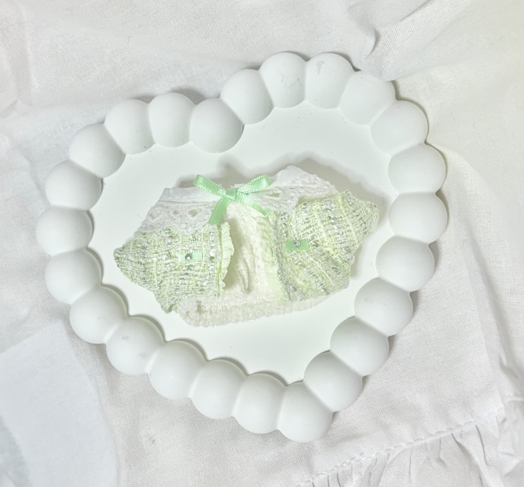 襟つきニットセーター&ツイードカーディガン