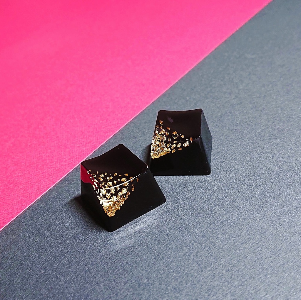 黒と金箔のキーキャップ