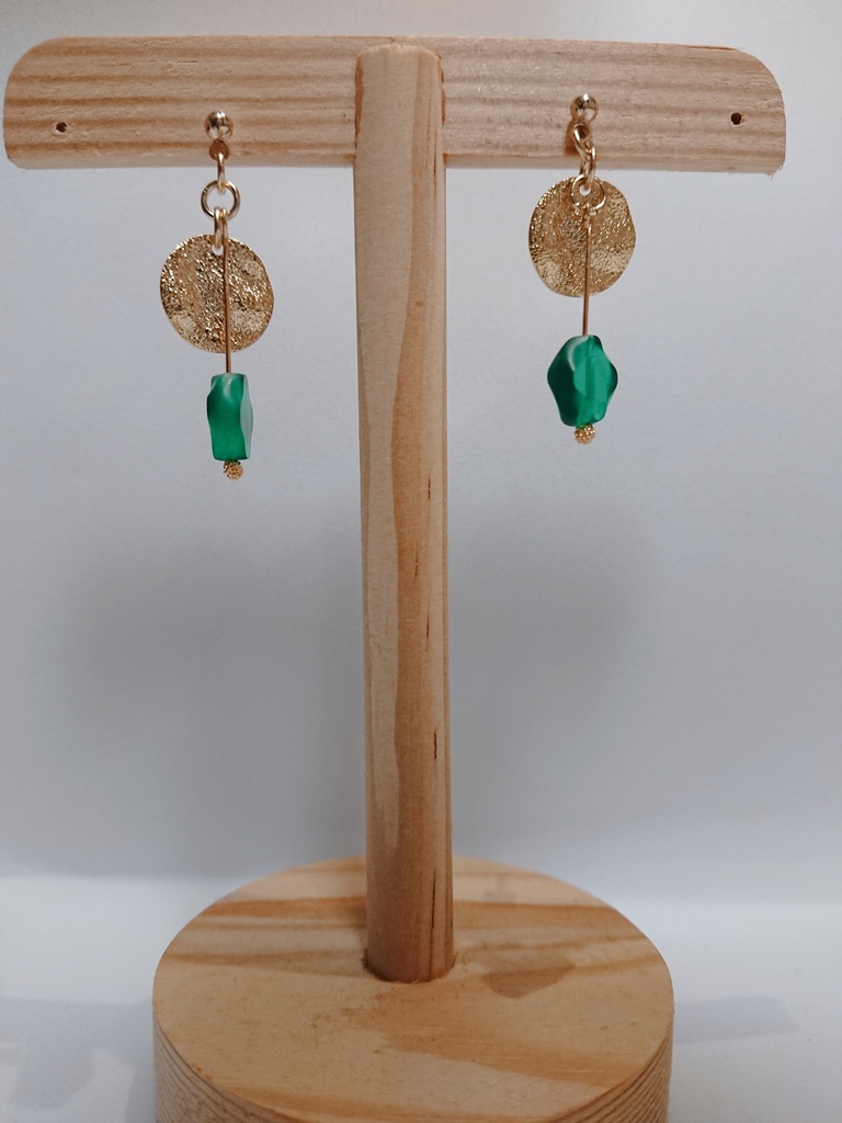 グリーンのゆれるピアス・イヤリング