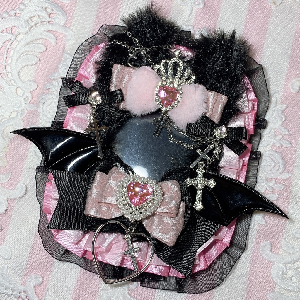 B8・縦型 硬質ケースデコ 黒 ピンク 猫耳 コウモリ