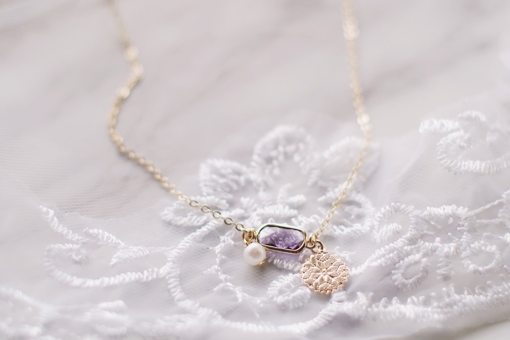 花色のネックレス