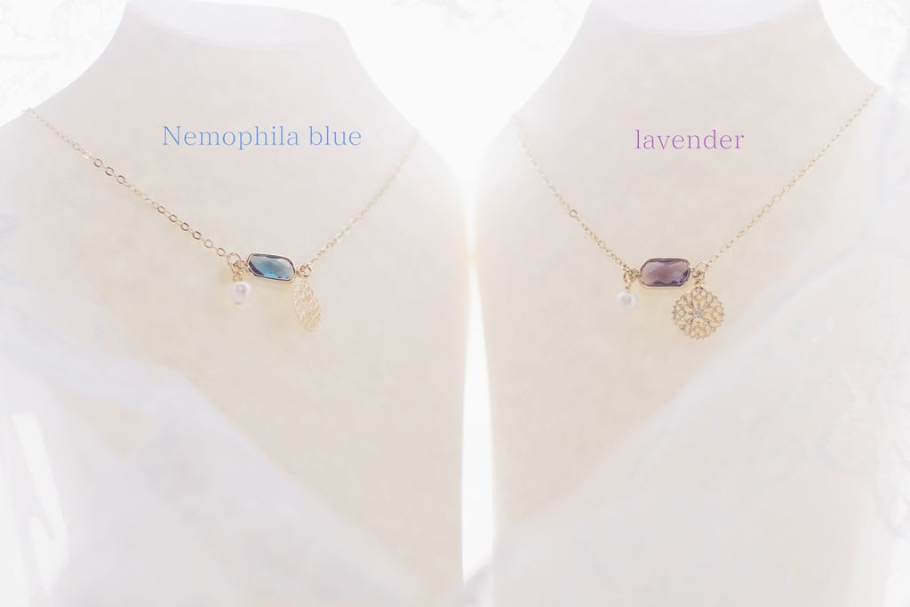 花色のネックレス