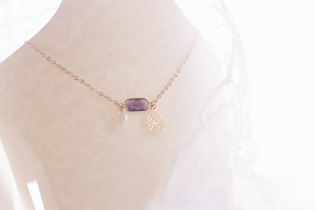 花色のネックレス