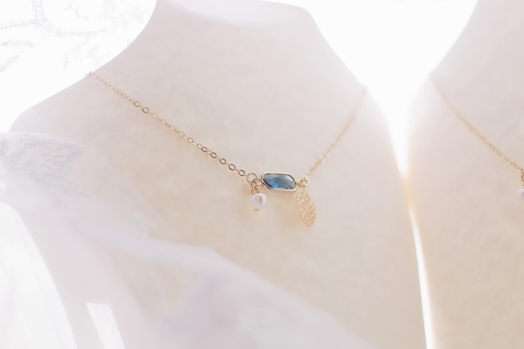 花色のネックレス