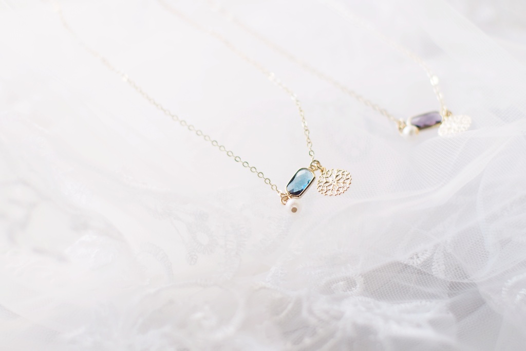 花色のネックレス