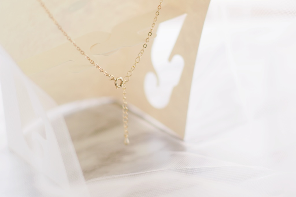 花色のネックレス