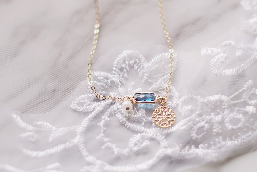 花色のネックレス