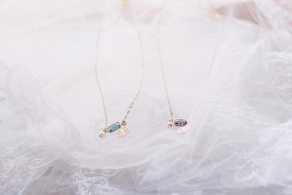 花色のネックレス