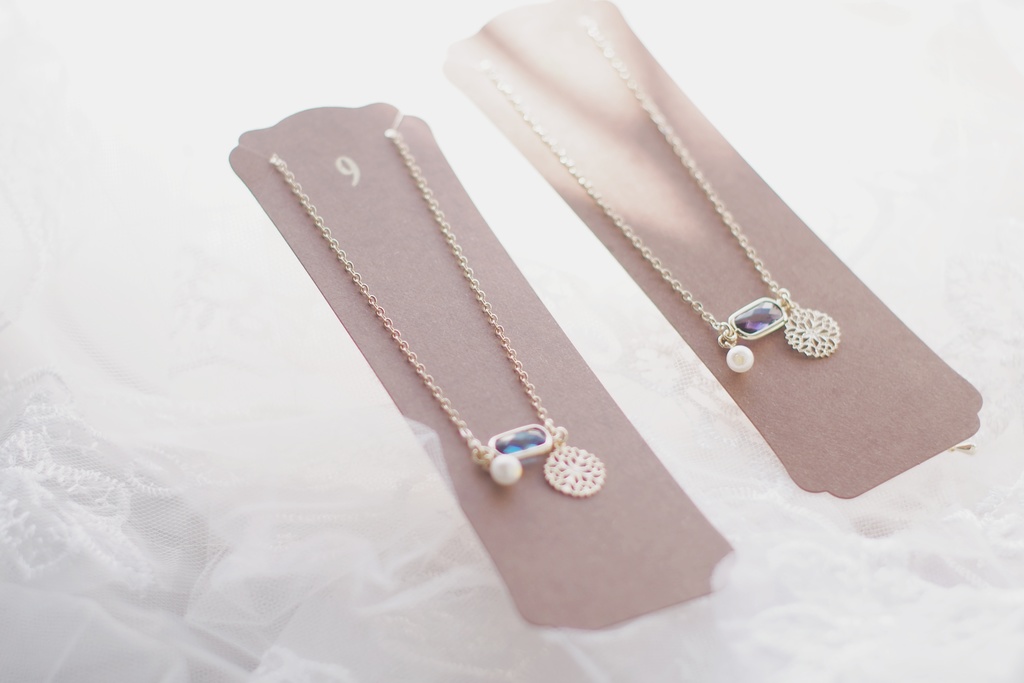 花色のネックレス