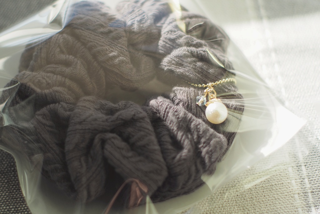 雪真珠のニットシュシュ