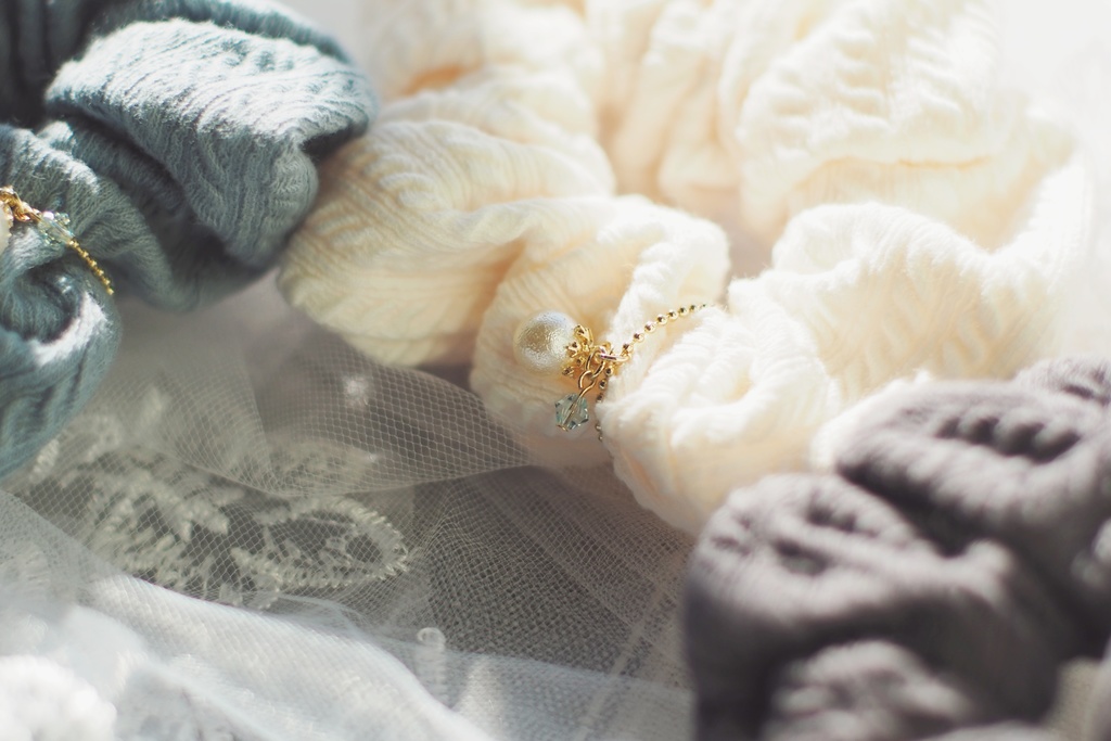 雪真珠のニットシュシュ