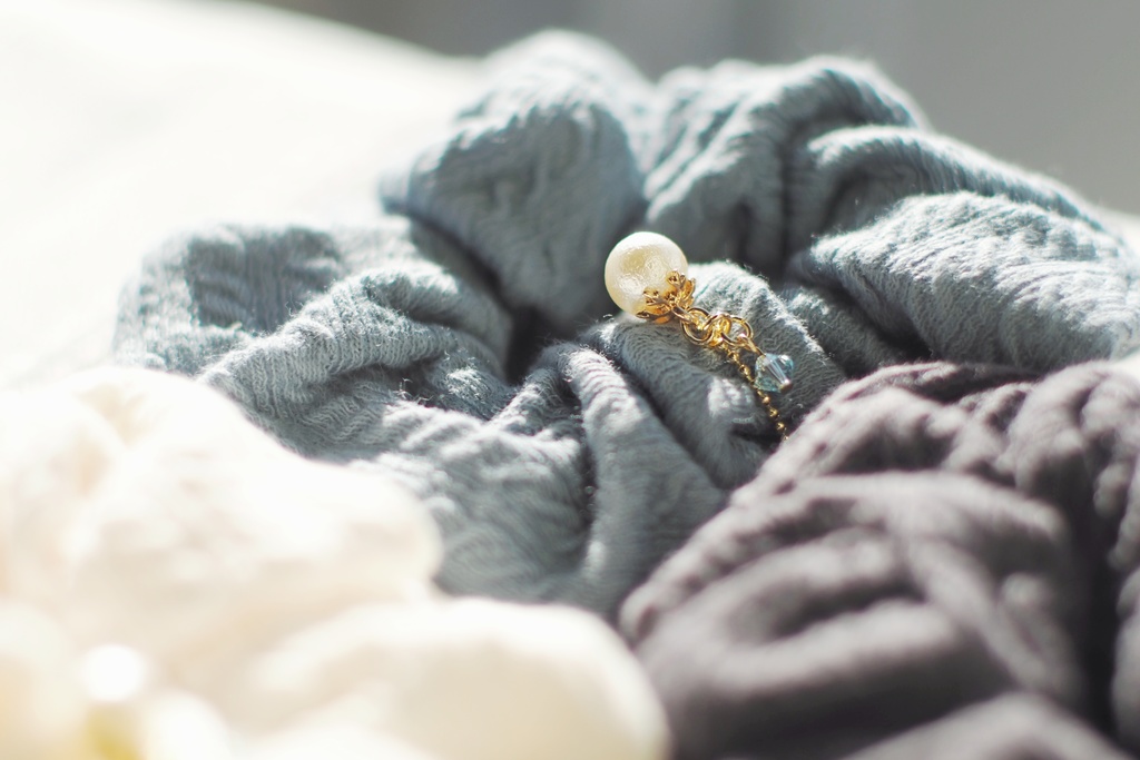 雪真珠のニットシュシュ