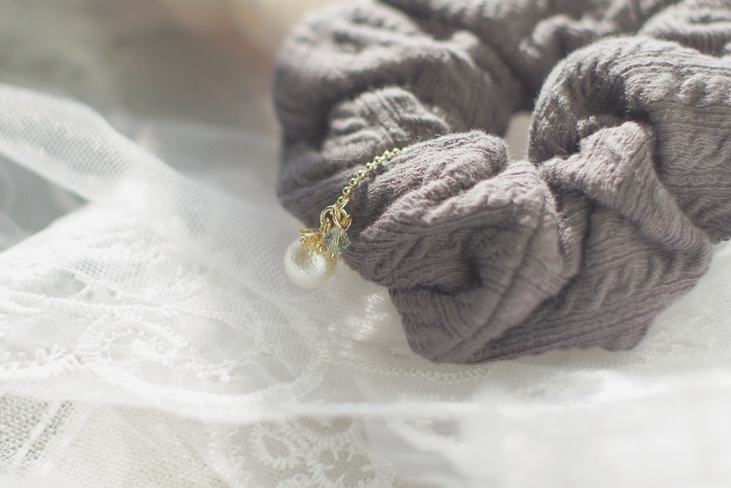 雪真珠のニットシュシュ