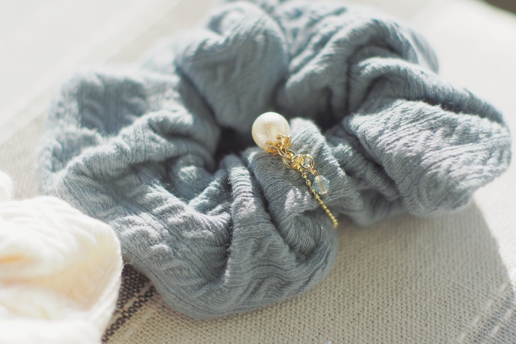 雪真珠のニットシュシュ