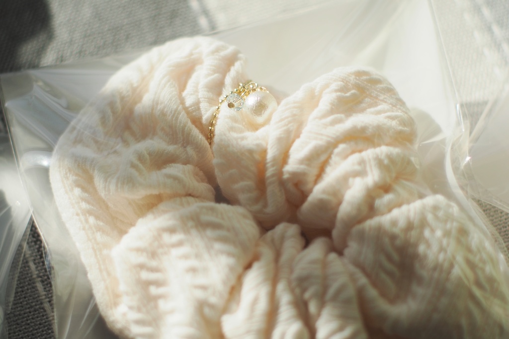 雪真珠のニットシュシュ