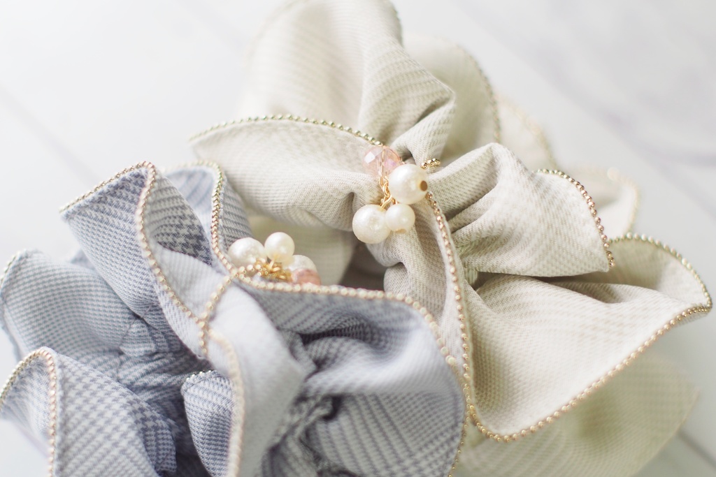 春色チェック柄のシュシュ