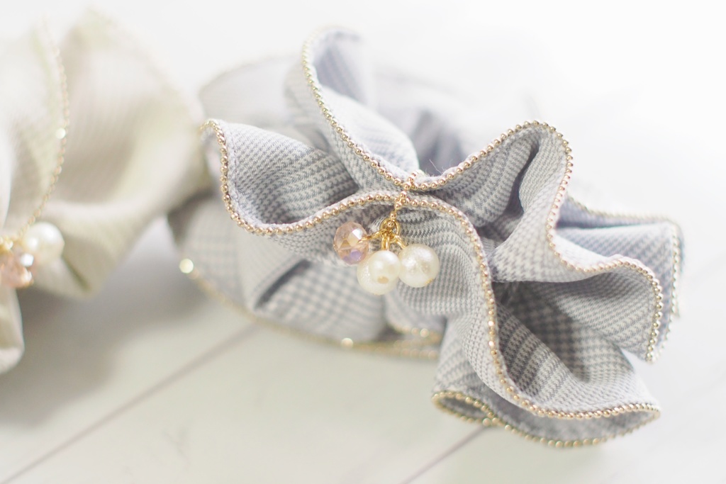 春色チェック柄のシュシュ