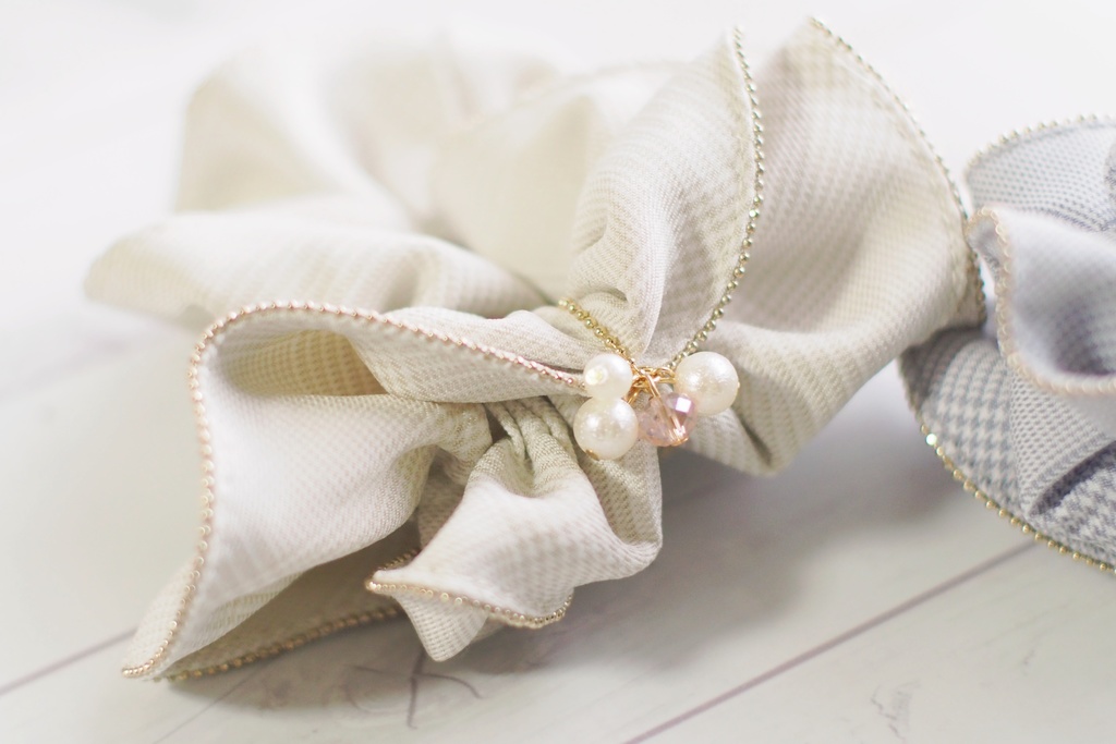 春色チェック柄のシュシュ