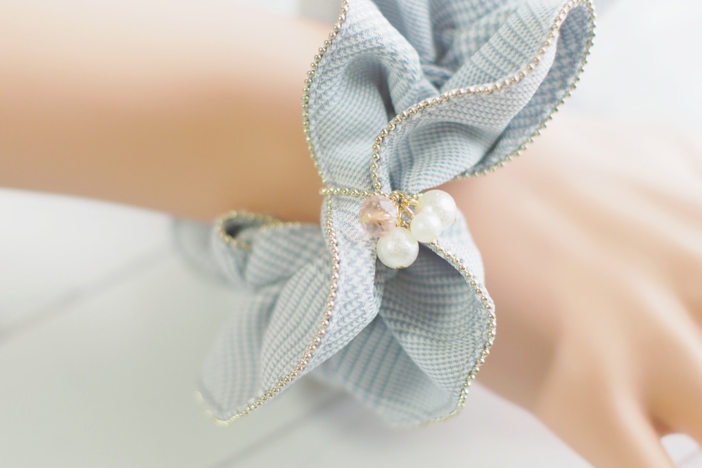 春色チェック柄のシュシュ