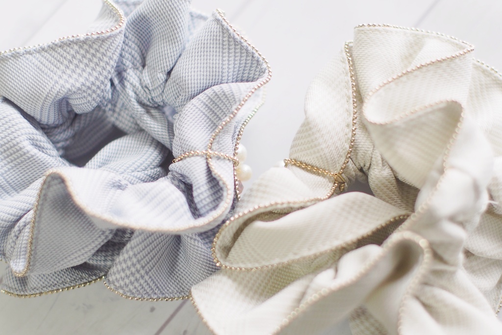 春色チェック柄のシュシュ