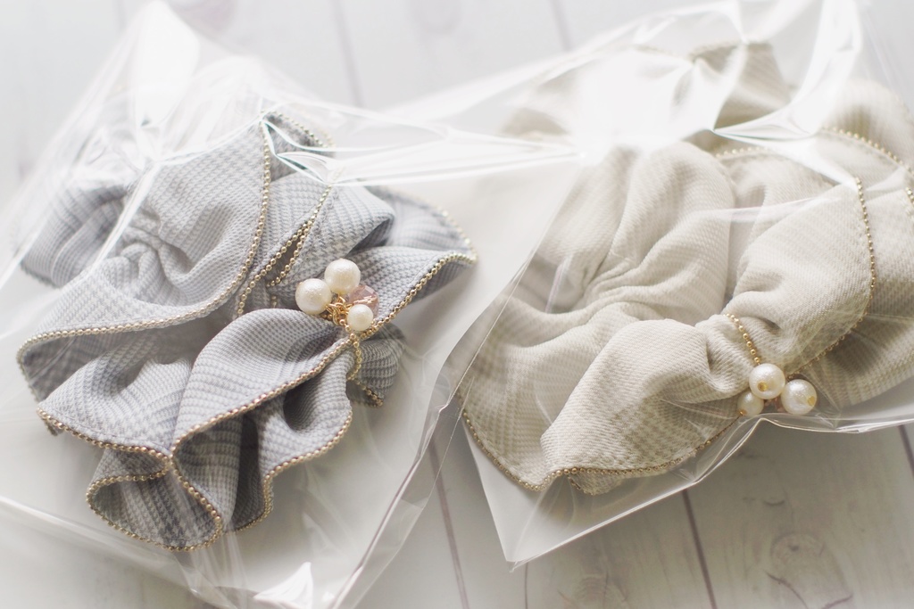 春色チェック柄のシュシュ