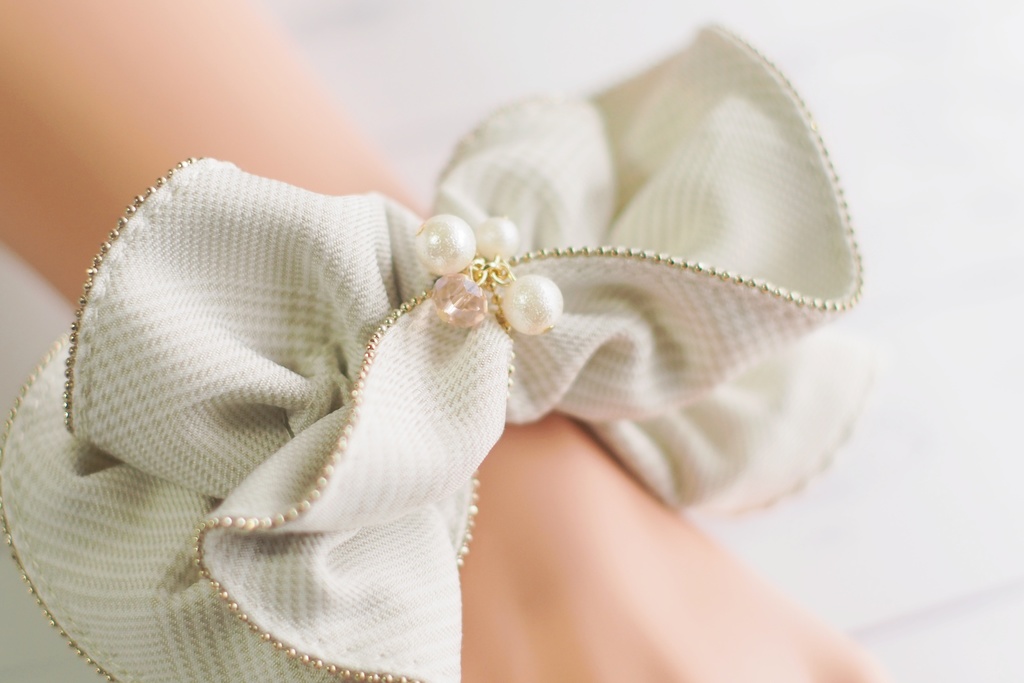 春色チェック柄のシュシュ