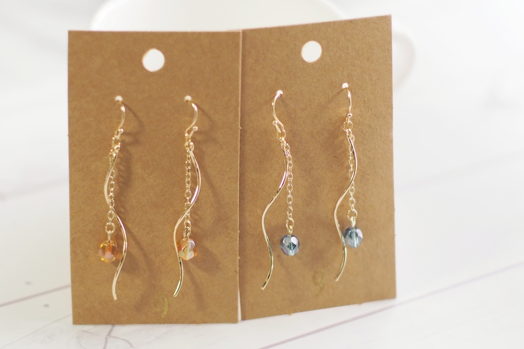 ガラスビーズと波形スティックのピアス