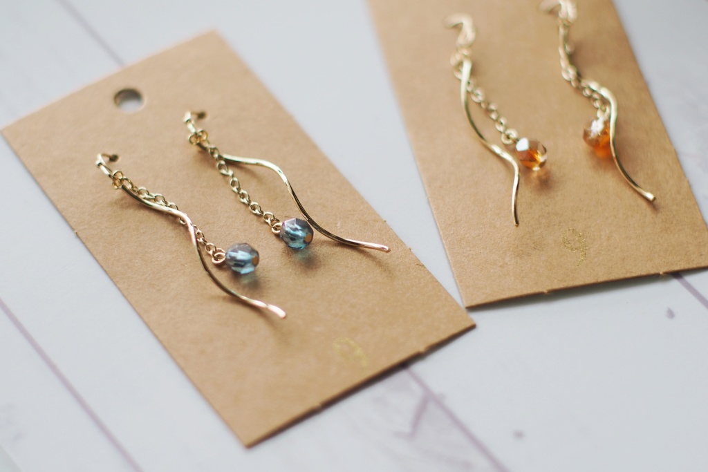 ガラスビーズと波形スティックのピアス