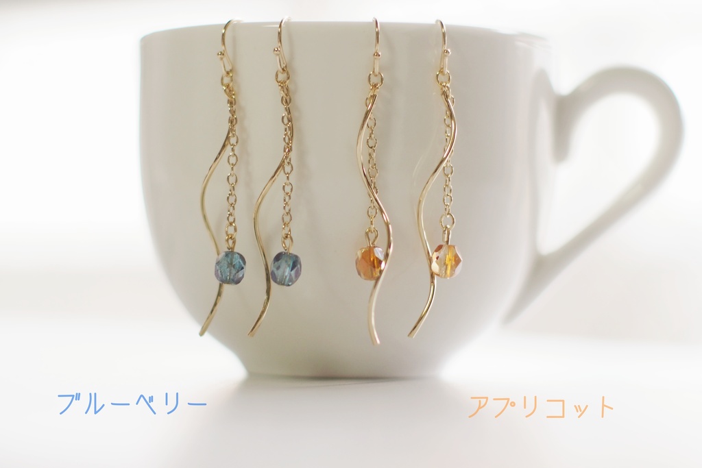 ガラスビーズと波形スティックのピアス