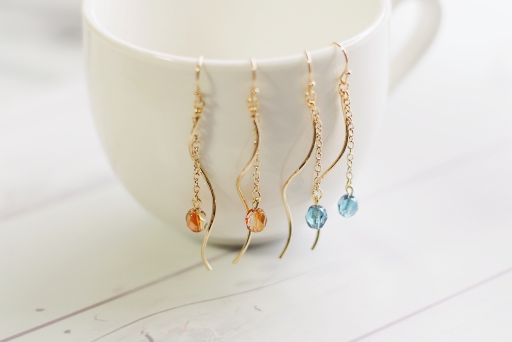 ガラスビーズと波形スティックのピアス