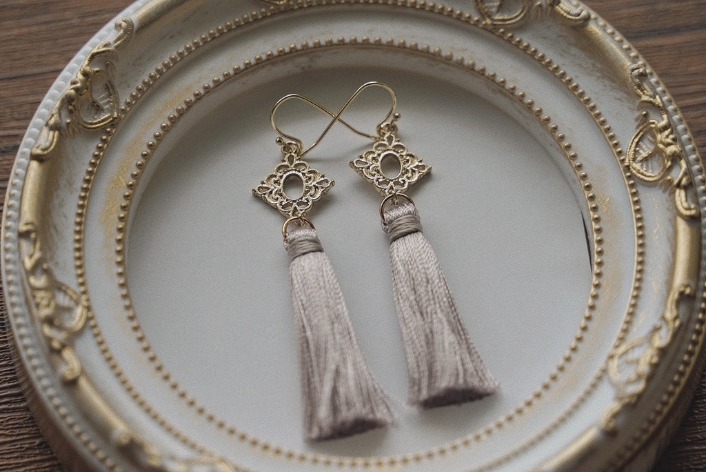 秋冬色のフリンジピアス