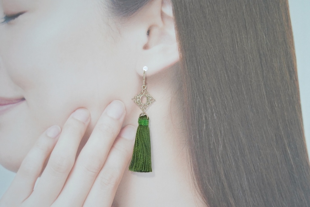 秋冬色のフリンジピアス