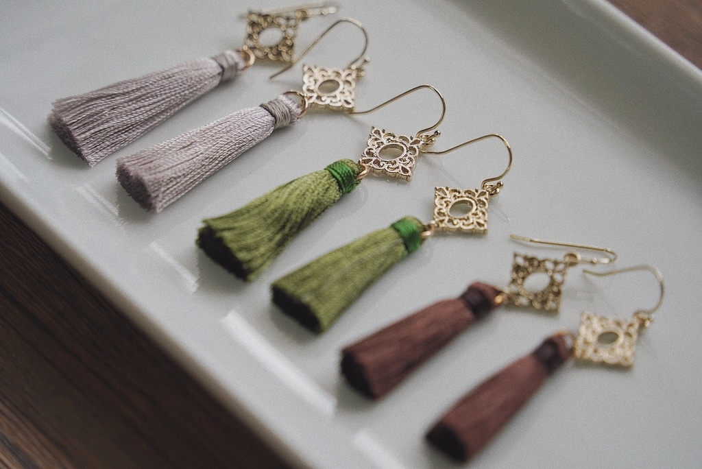 秋冬色のフリンジピアス