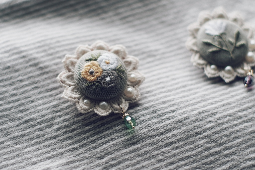 コットンレースとお花のブローチ