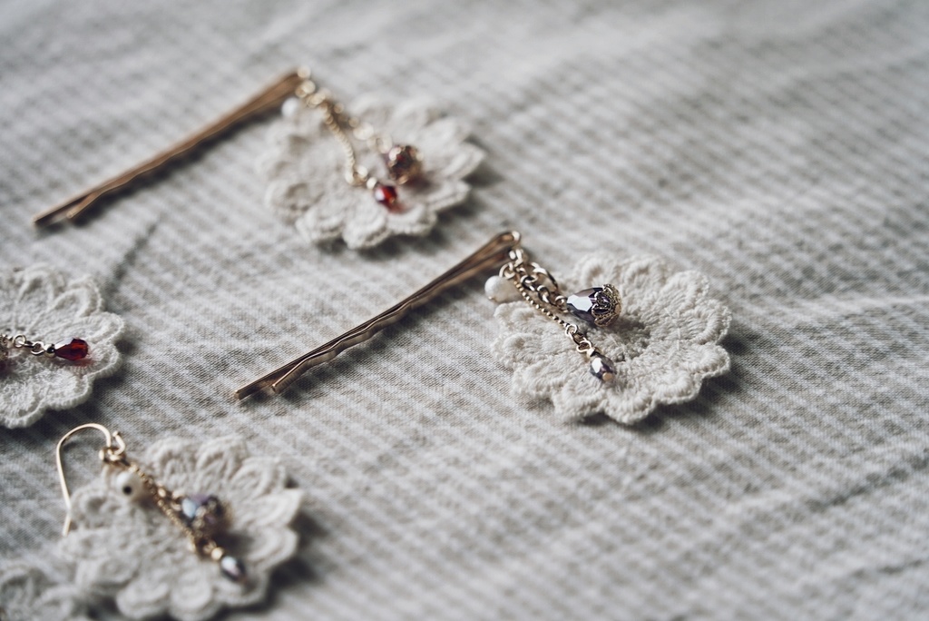 コットンレースと雫形ガラスの髪飾り