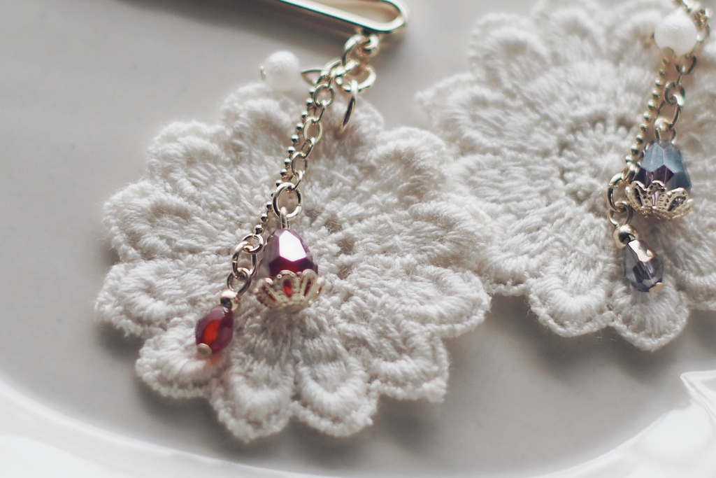 コットンレースと雫形ガラスの髪飾り