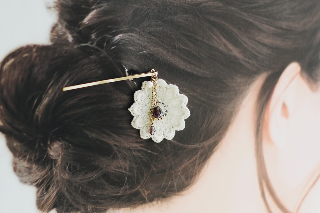 コットンレースと雫形ガラスの髪飾り