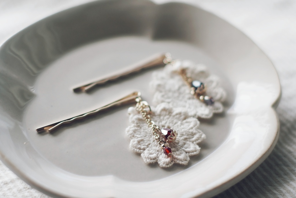コットンレースと雫形ガラスの髪飾り