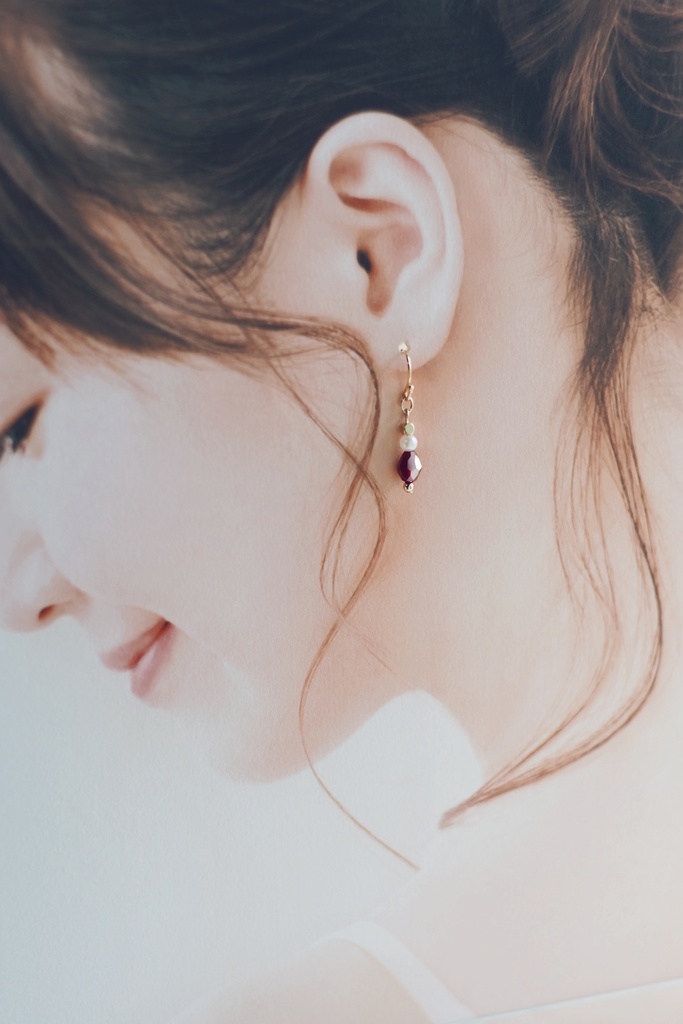 小さなパールと雫形ガラスの耳飾り
