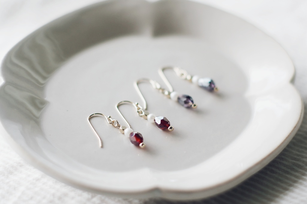 小さなパールと雫形ガラスの耳飾り