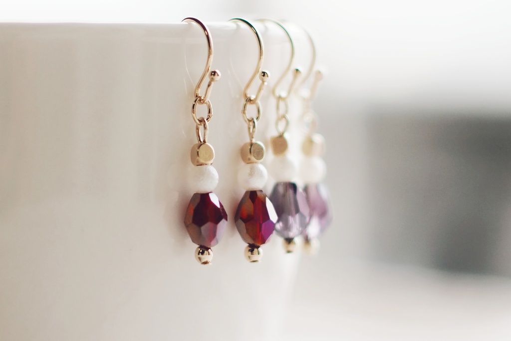 小さなパールと雫形ガラスの耳飾り