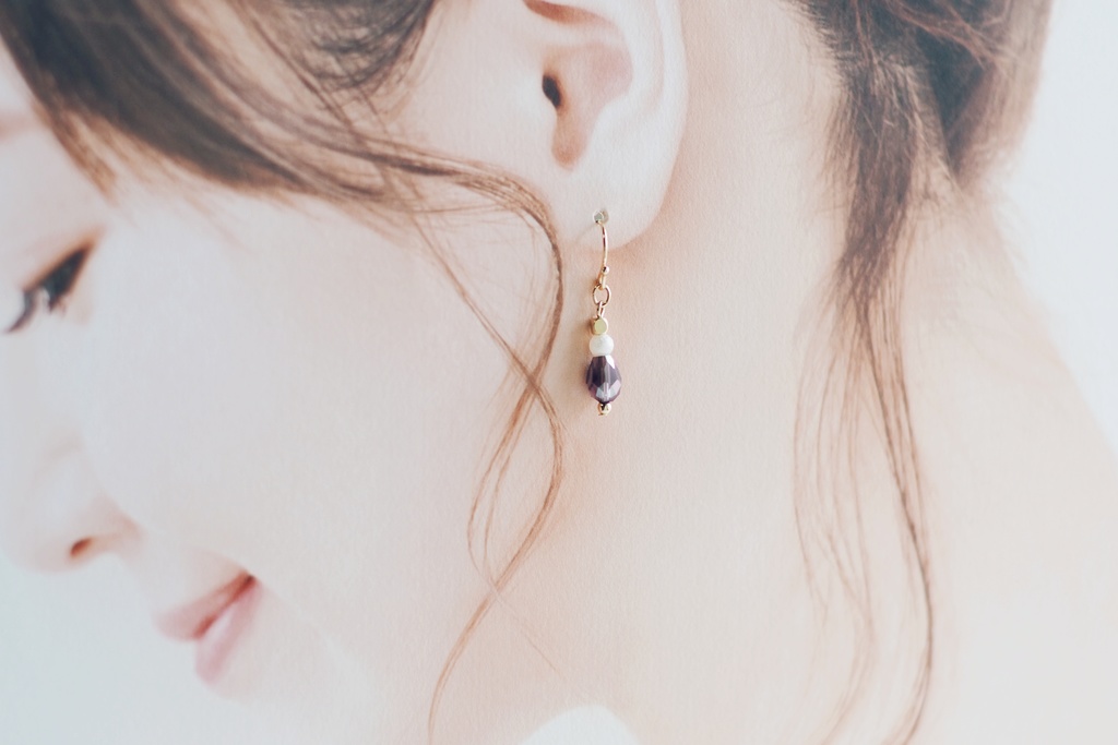 小さなパールと雫形ガラスの耳飾り