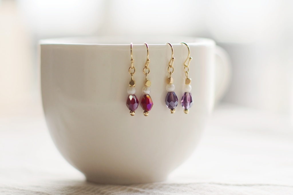 小さなパールと雫形ガラスの耳飾り