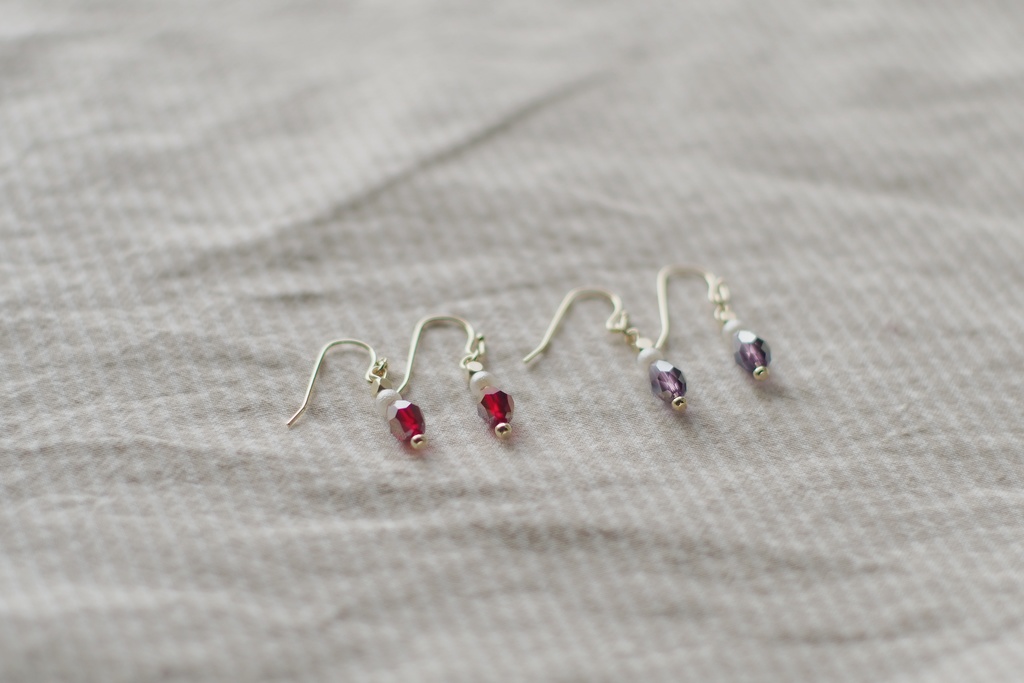 小さなパールと雫形ガラスの耳飾り