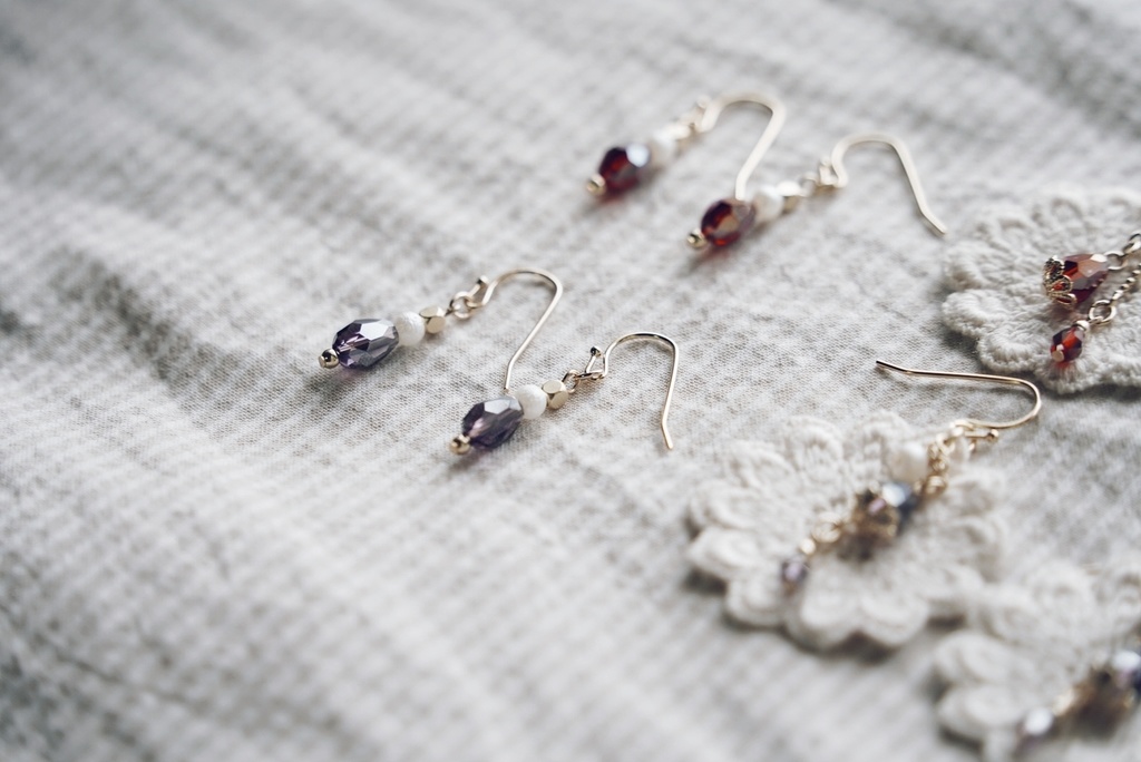 小さなパールと雫形ガラスの耳飾り