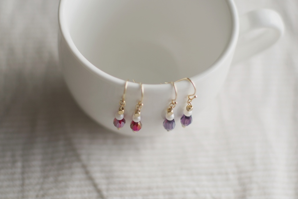 小さなパールと雫形ガラスの耳飾り