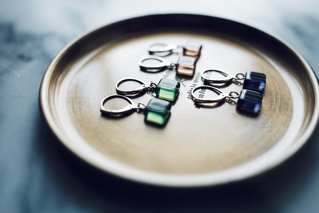 真四角ガラスのフレンチピアス