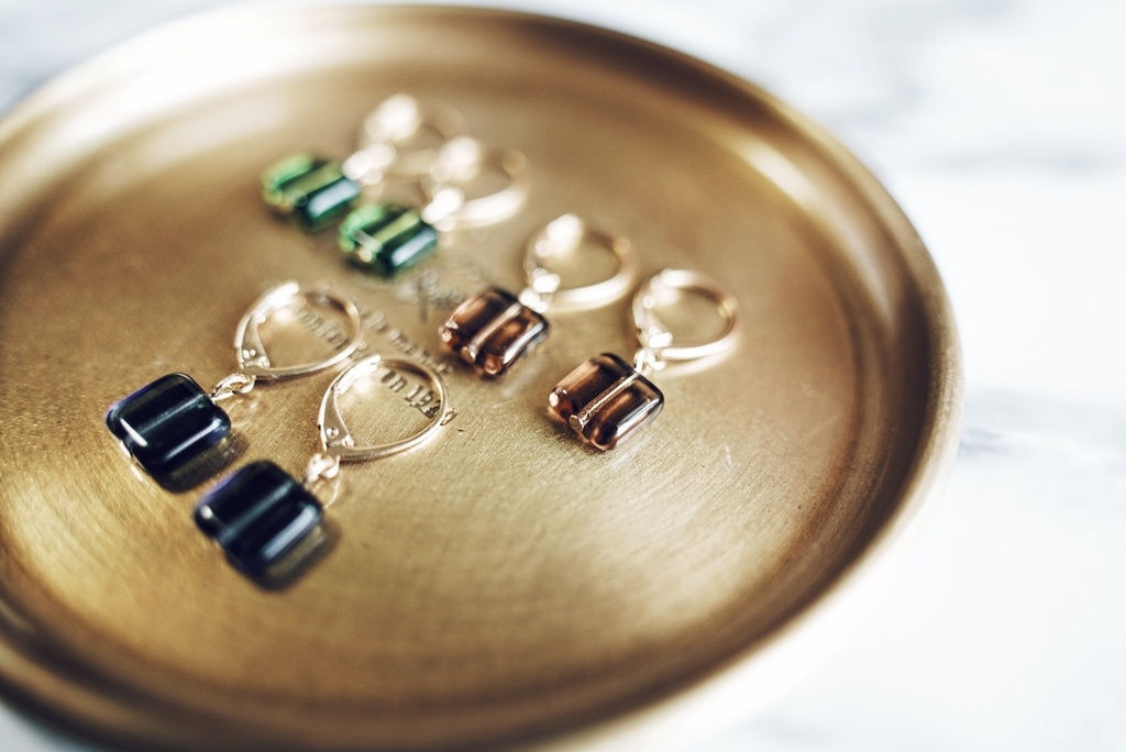 真四角ガラスのフレンチピアス